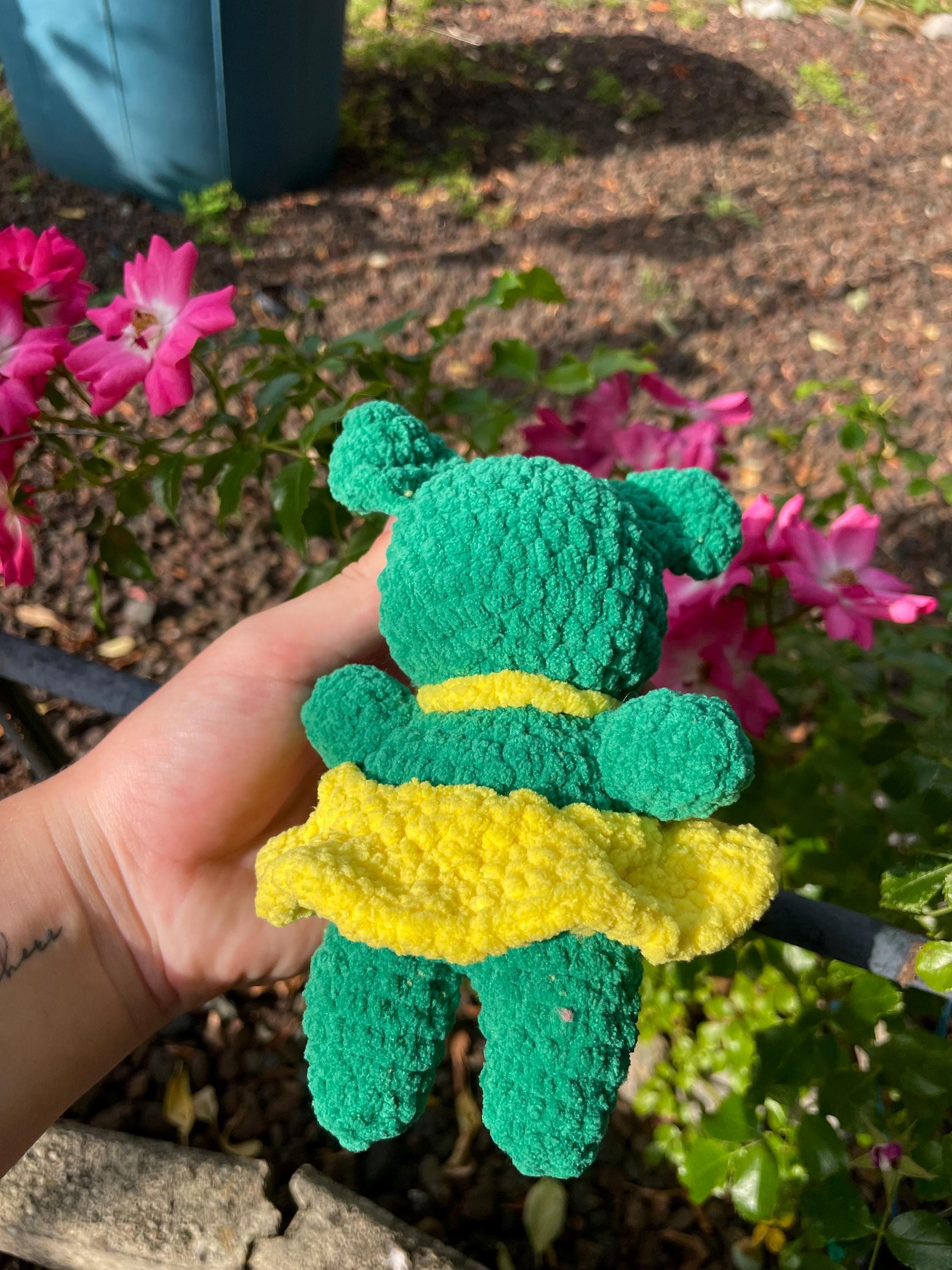 Patron PDF illustré amigurumi grenouille verte au crochet – peluche kawaii avec robe jaune, bilingue FR/EN