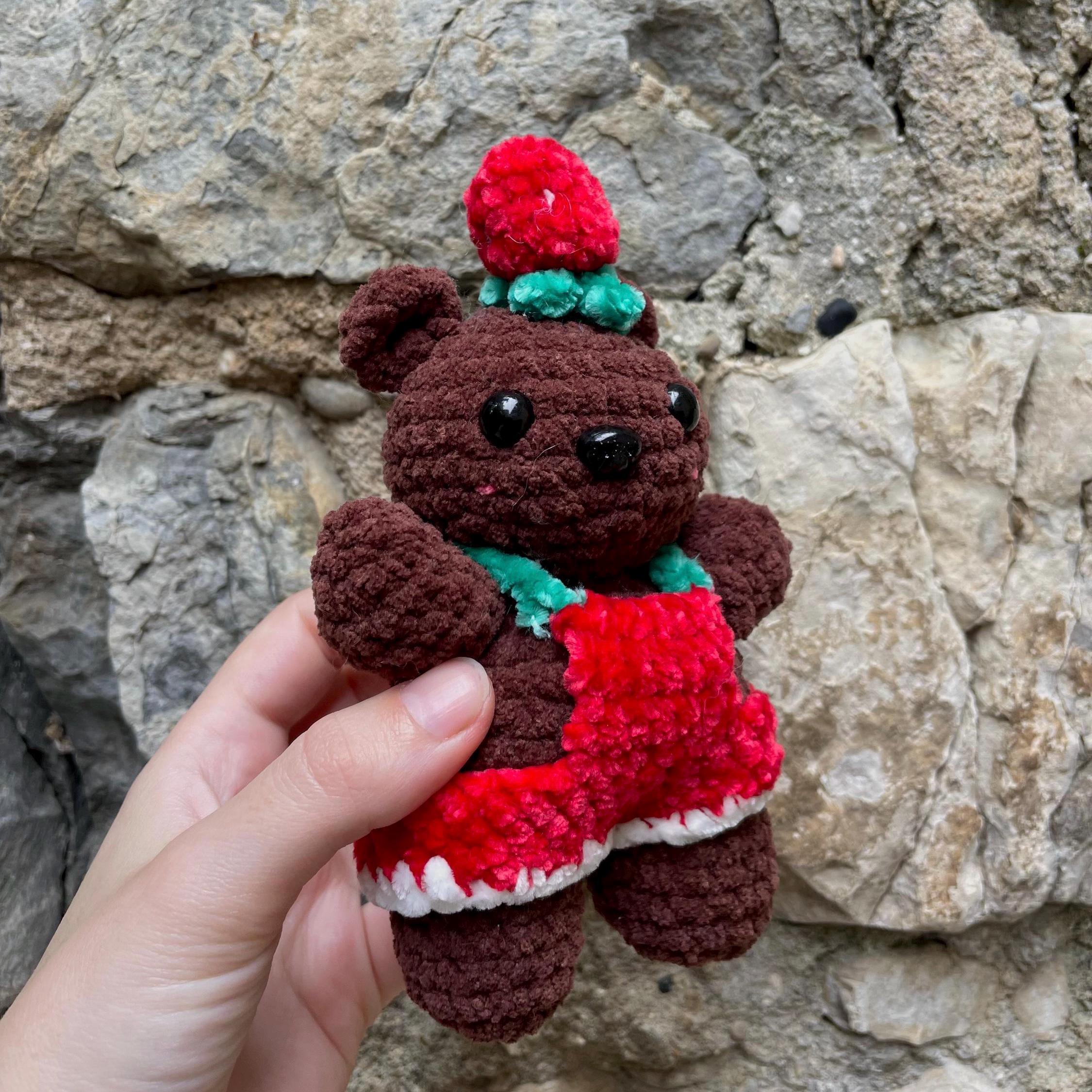 Ours en crochet chocolat – Amigurumi avec salopette rouge fraise