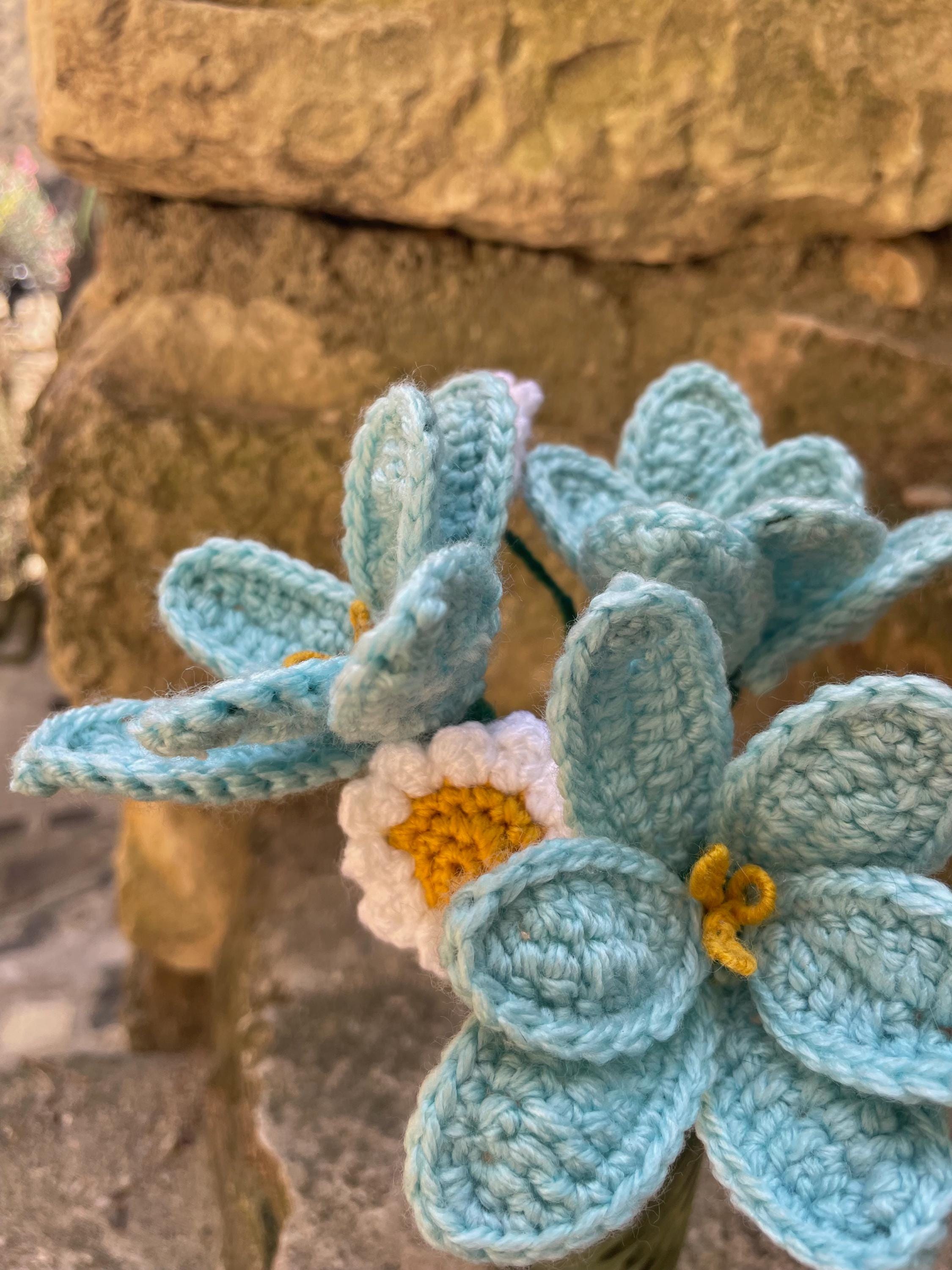 Bouquet Éternel en Crochet Fait Main – 3 Tulipes Turquoise Articulées et 2 Marguerites Blanches avec Vase