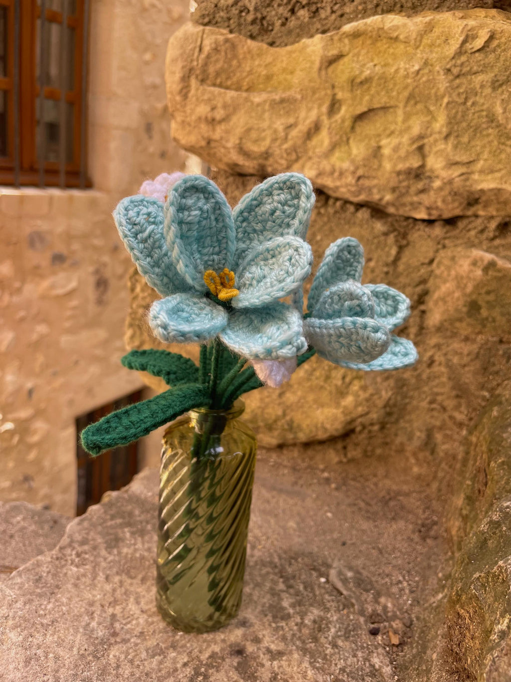 Bouquet Éternel en Crochet Fait Main – 3 Tulipes Turquoise Articulées et 2 Marguerites Blanches avec Vase