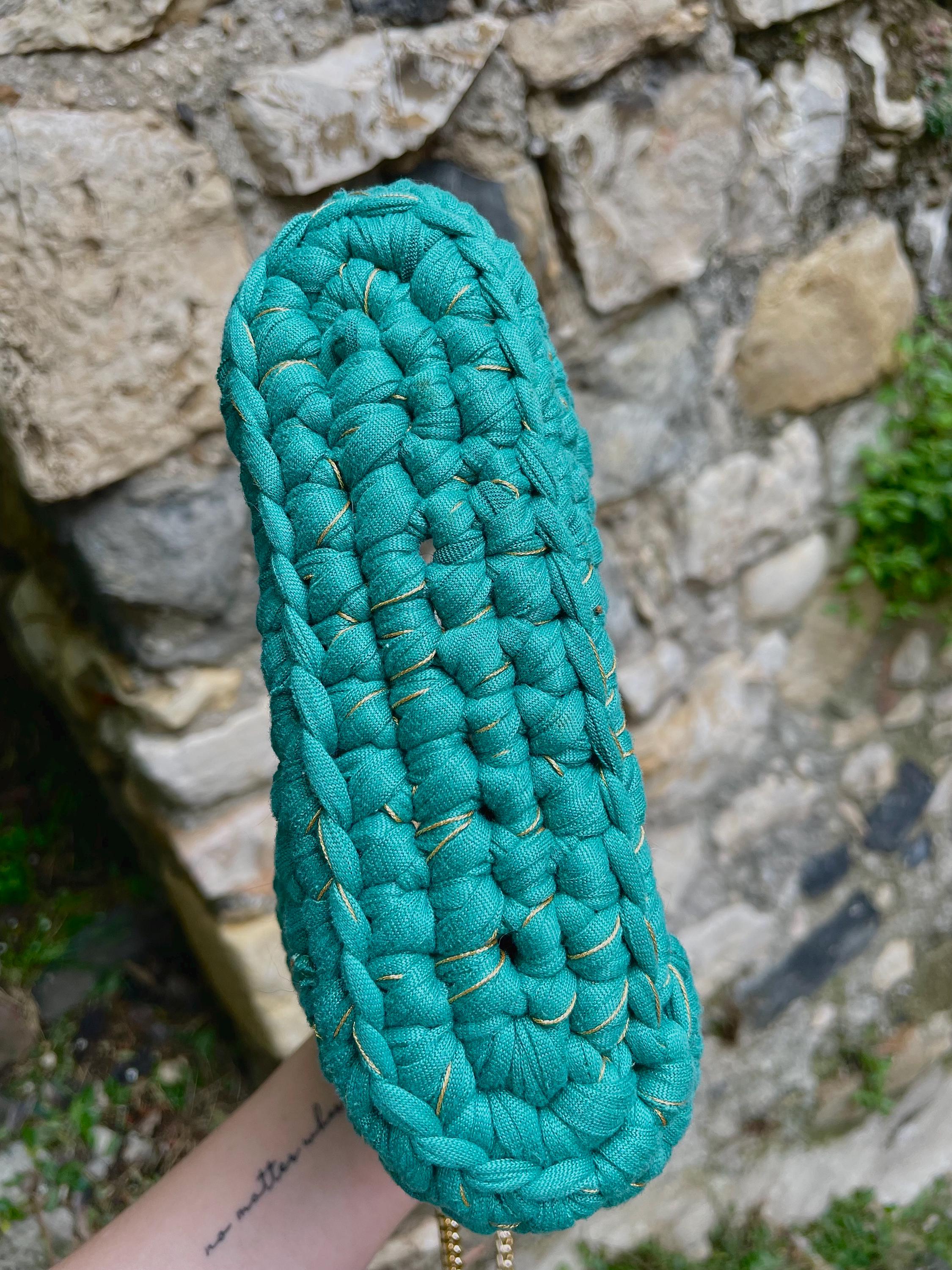 Sac en crochet vert émeraude avec détails dorés et chaînette pour porter à l'épaule | Fait main