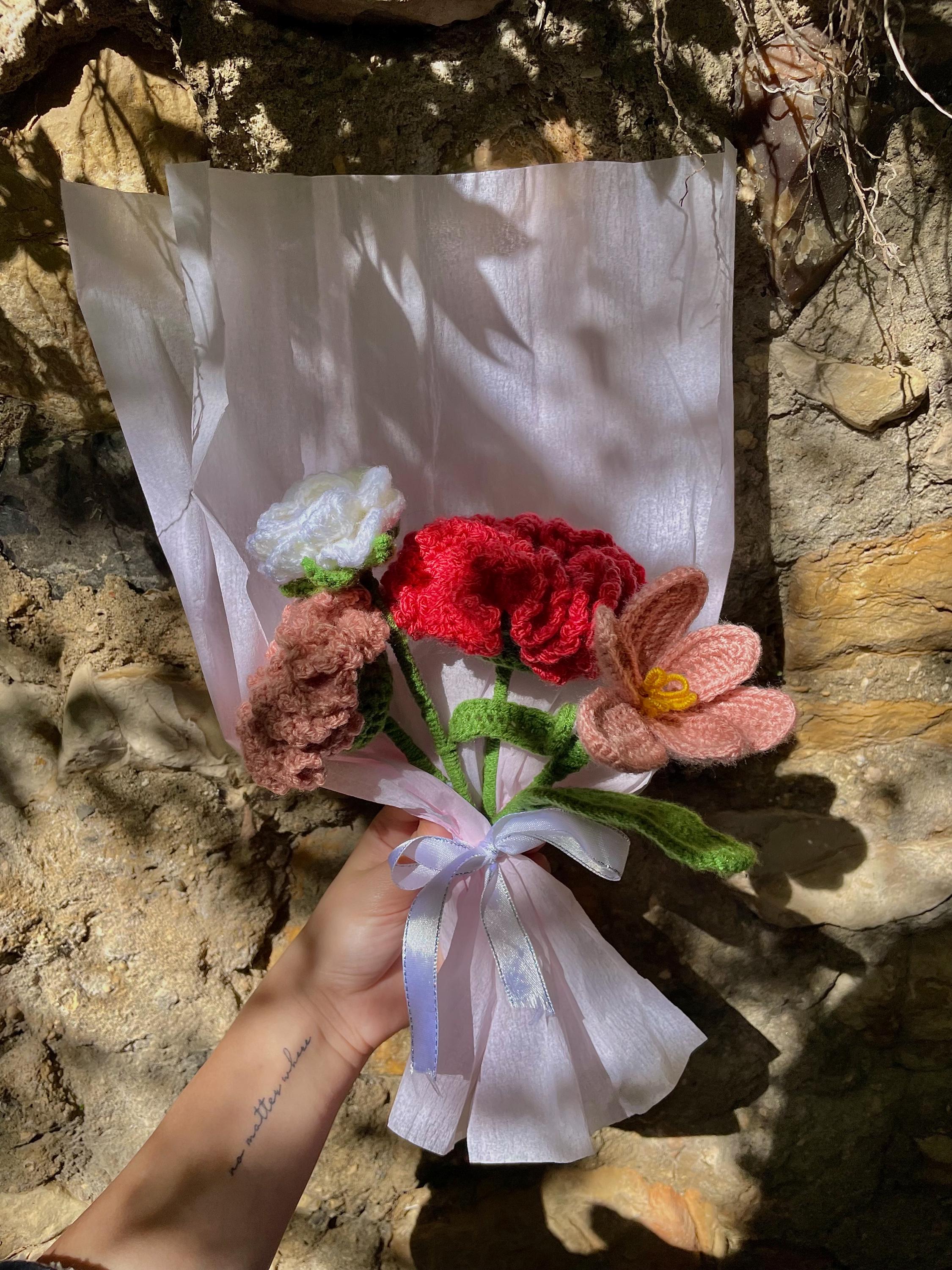 Bouquet de fleurs  au crochet – Œillets, rose et tulipe faits main