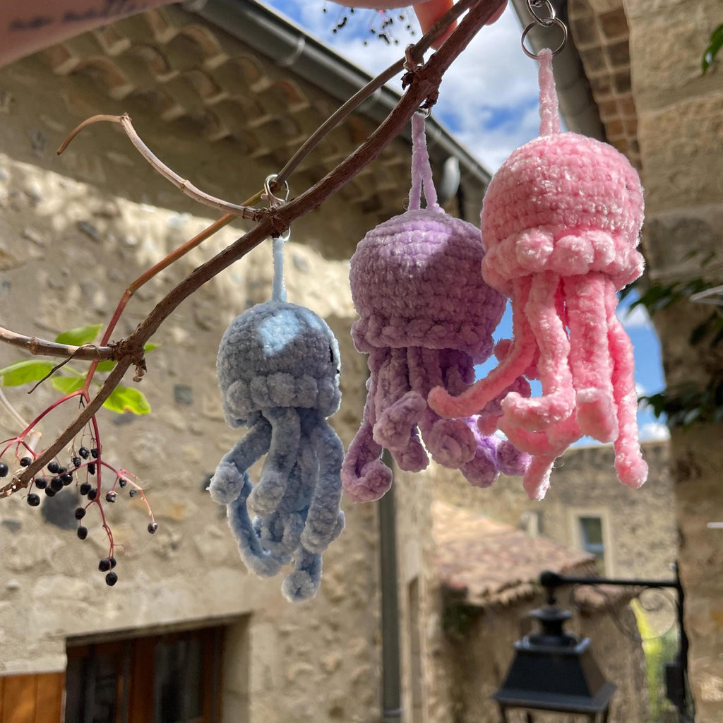 Porte-clés pieuvre en crochet fait main – Peluche mini amigurumi en bleu, rose ou violet