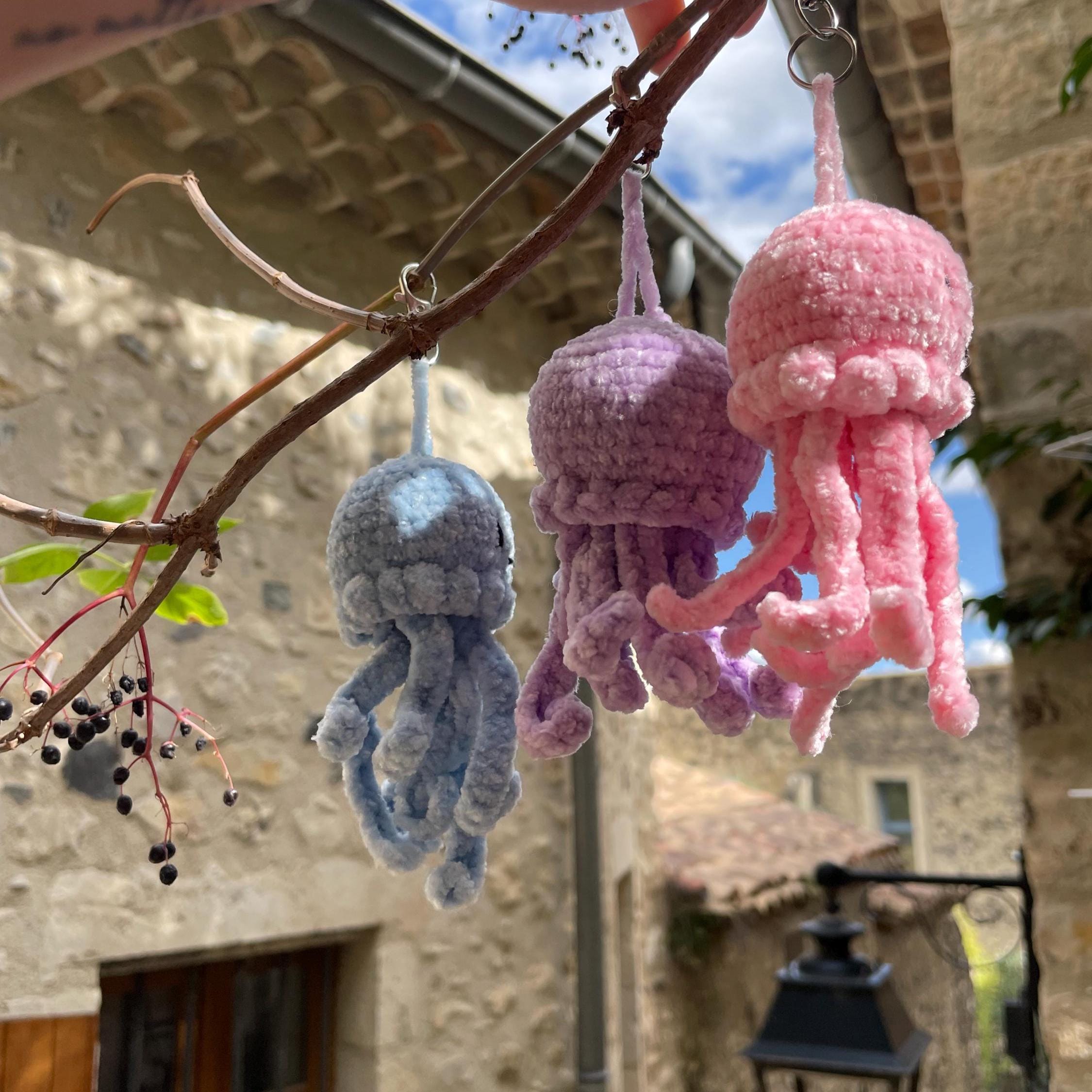 Porte-clés pieuvre en crochet fait main – Peluche mini amigurumi en bleu, rose ou violet