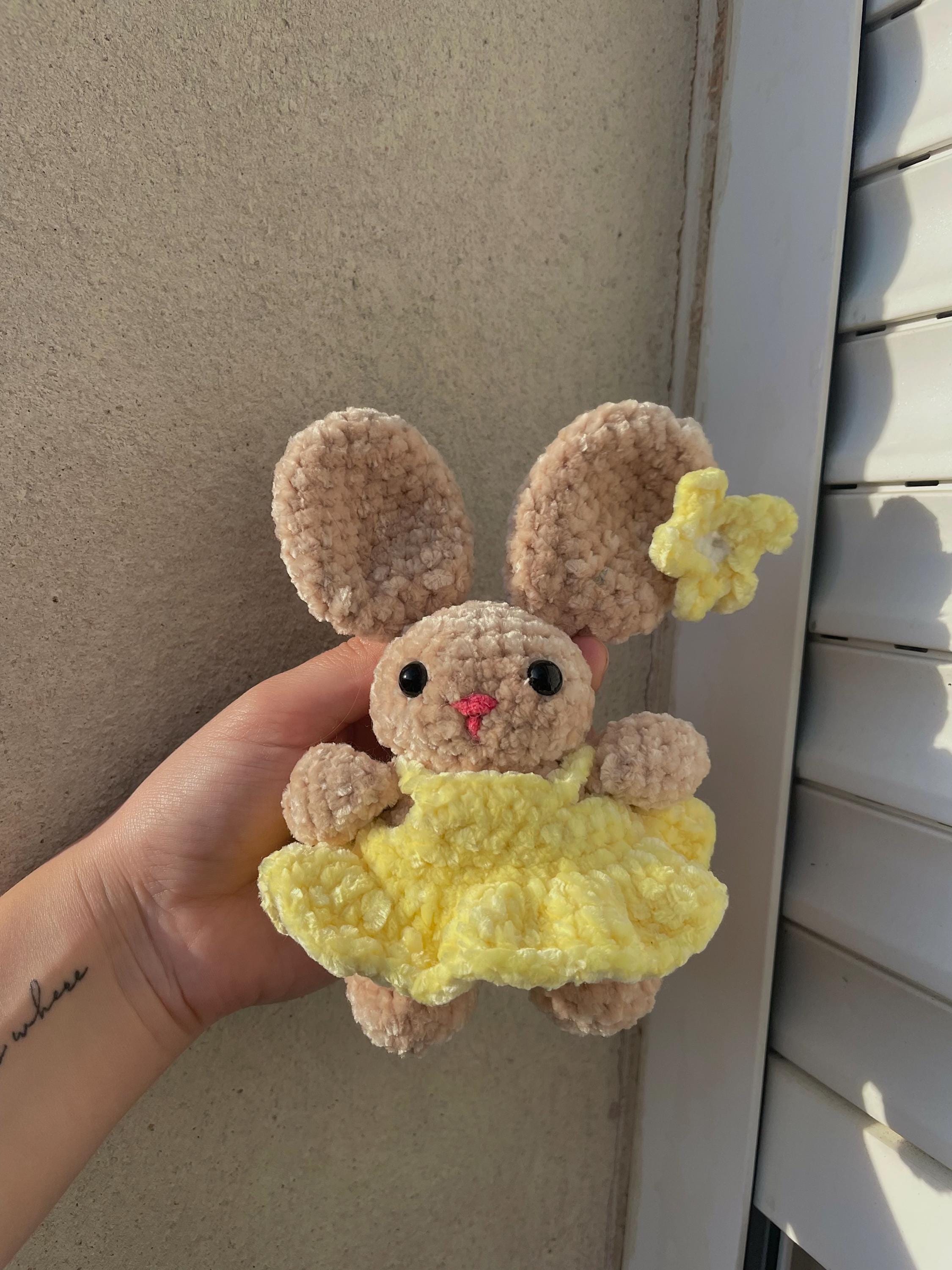 Patron PDF Lapin au Crochet avec Robe & fleur – Tuto Illustré (ENG / FR)