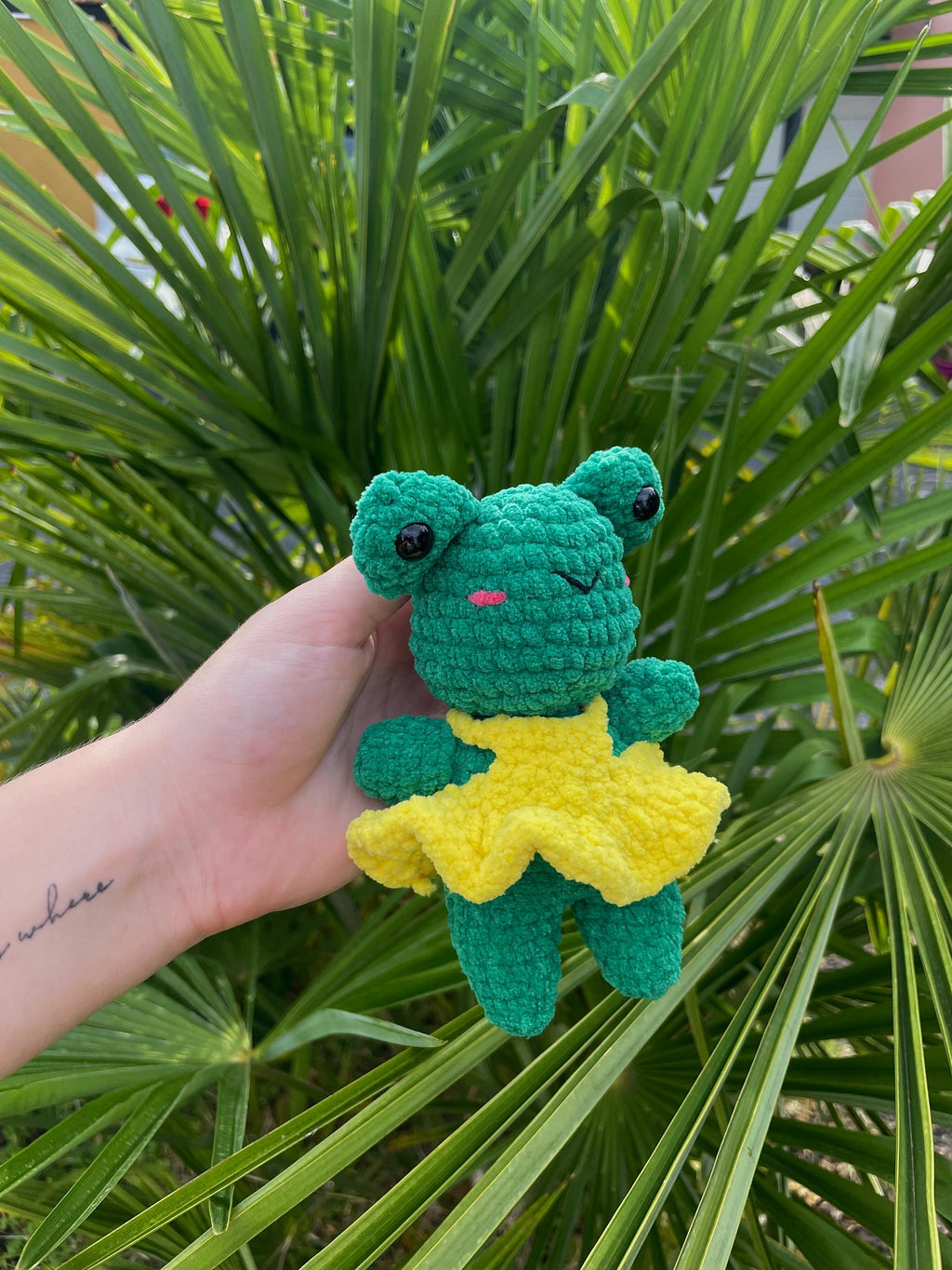 Patron PDF illustré amigurumi grenouille verte au crochet – peluche kawaii avec robe jaune, bilingue FR/EN