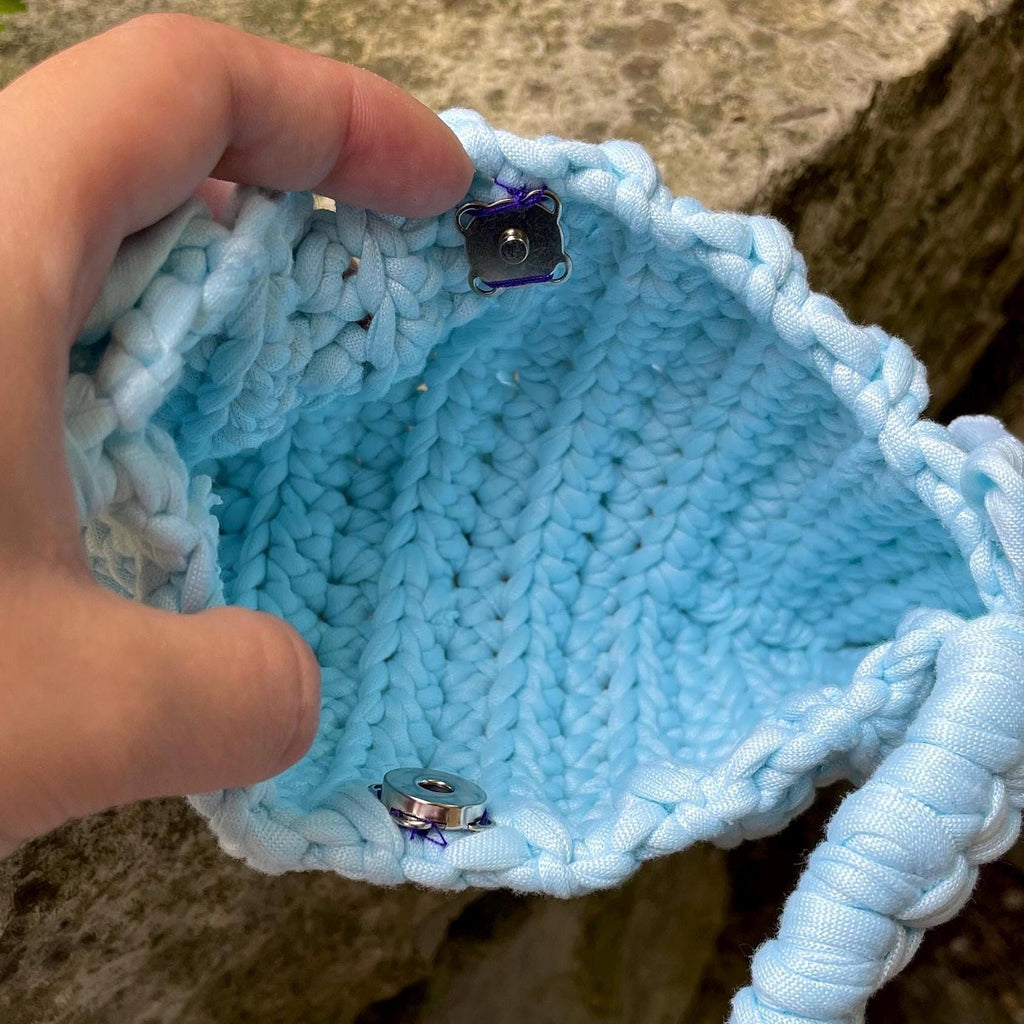 Petit sac crocheté bleu ciel - Fait main avec rubans