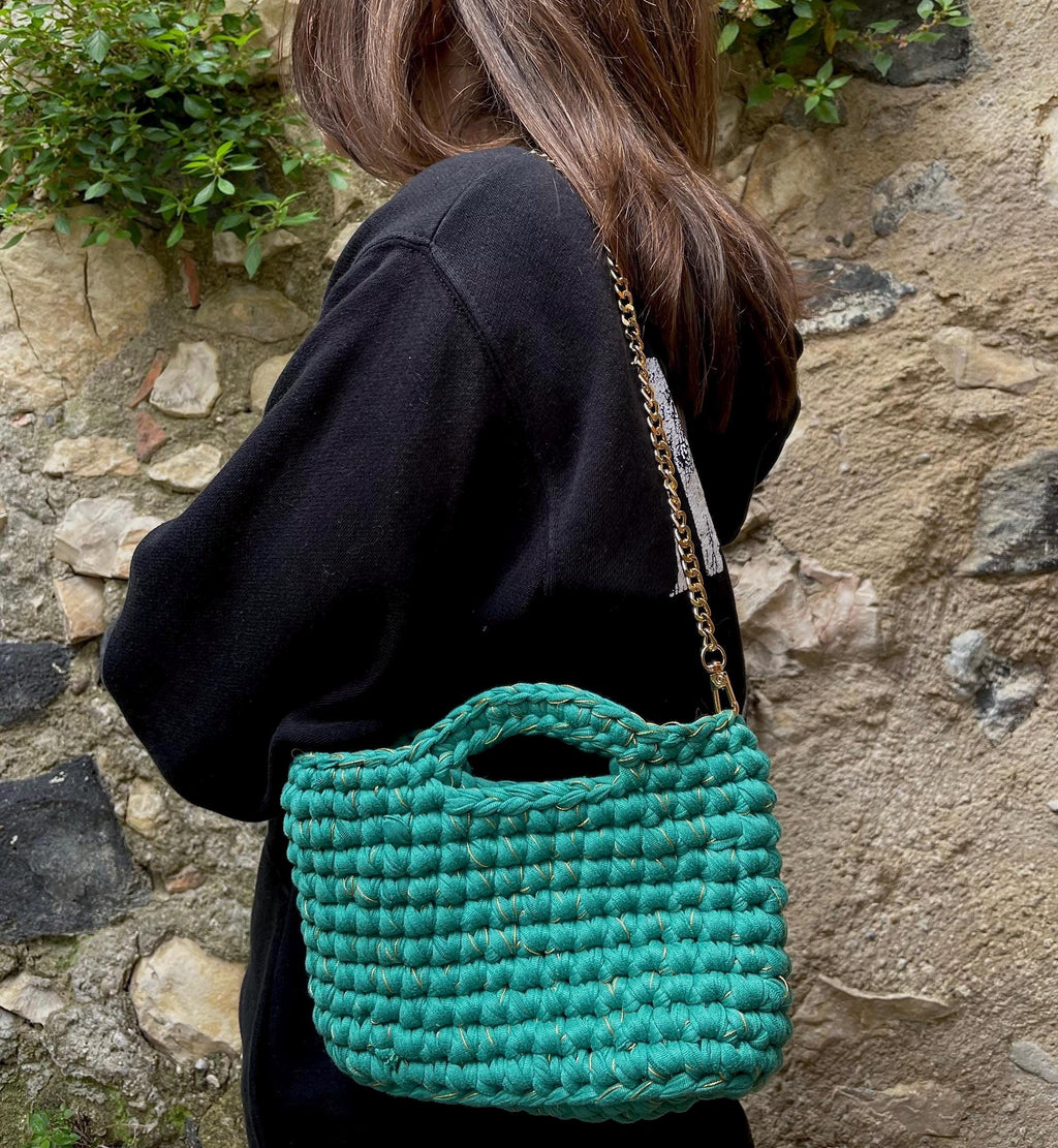 Sac en crochet vert émeraude avec détails dorés et chaînette pour porter à l'épaule | Fait main