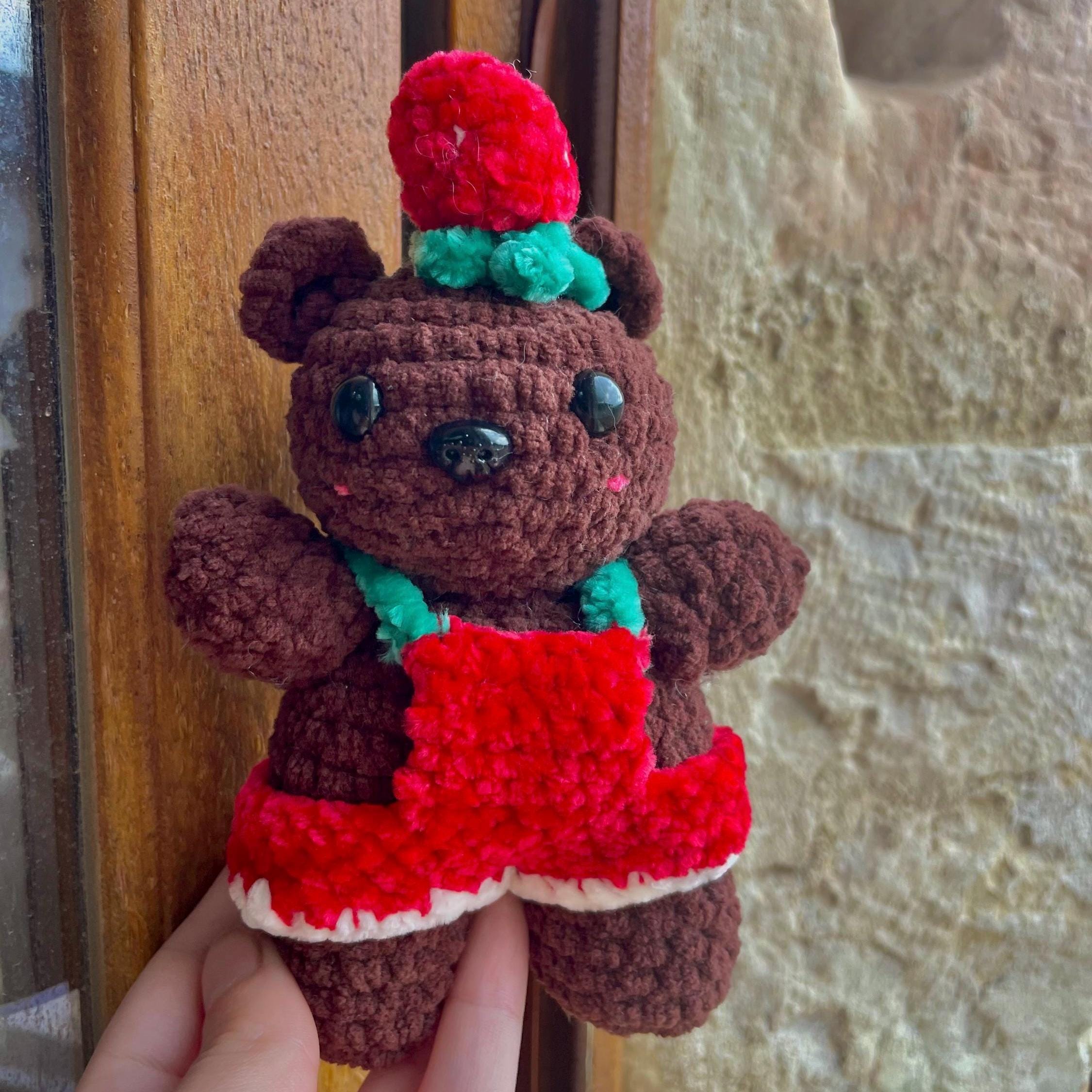 Ours en crochet chocolat – Amigurumi avec salopette rouge fraise