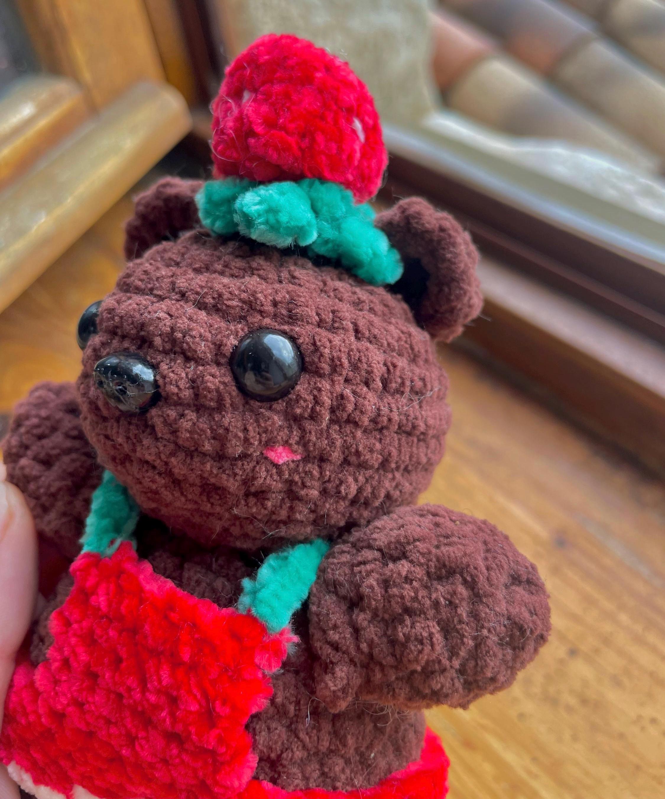 Ours en crochet chocolat – Amigurumi avec salopette rouge fraise