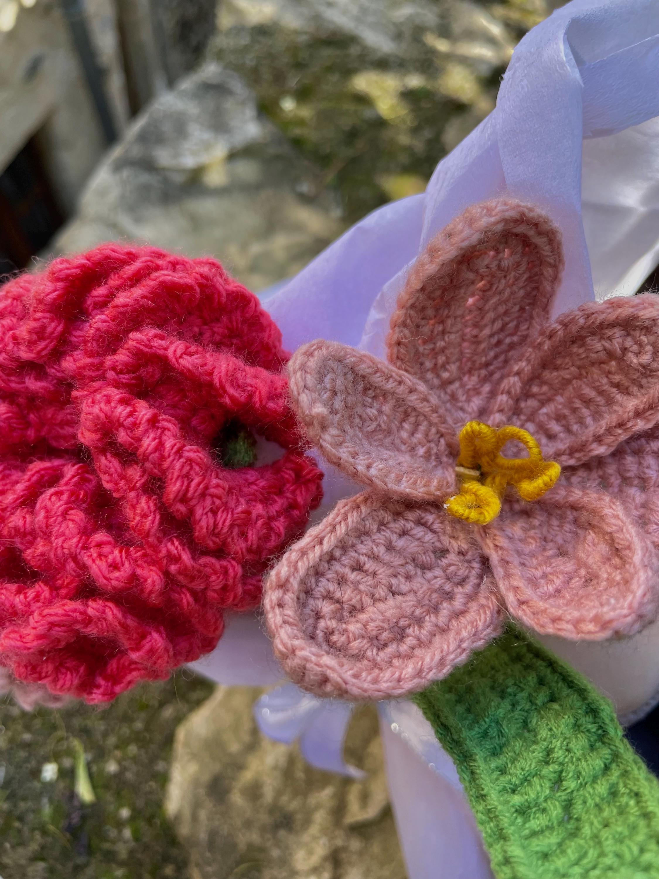 Bouquet de fleurs  au crochet – Œillets, rose et tulipe faits main