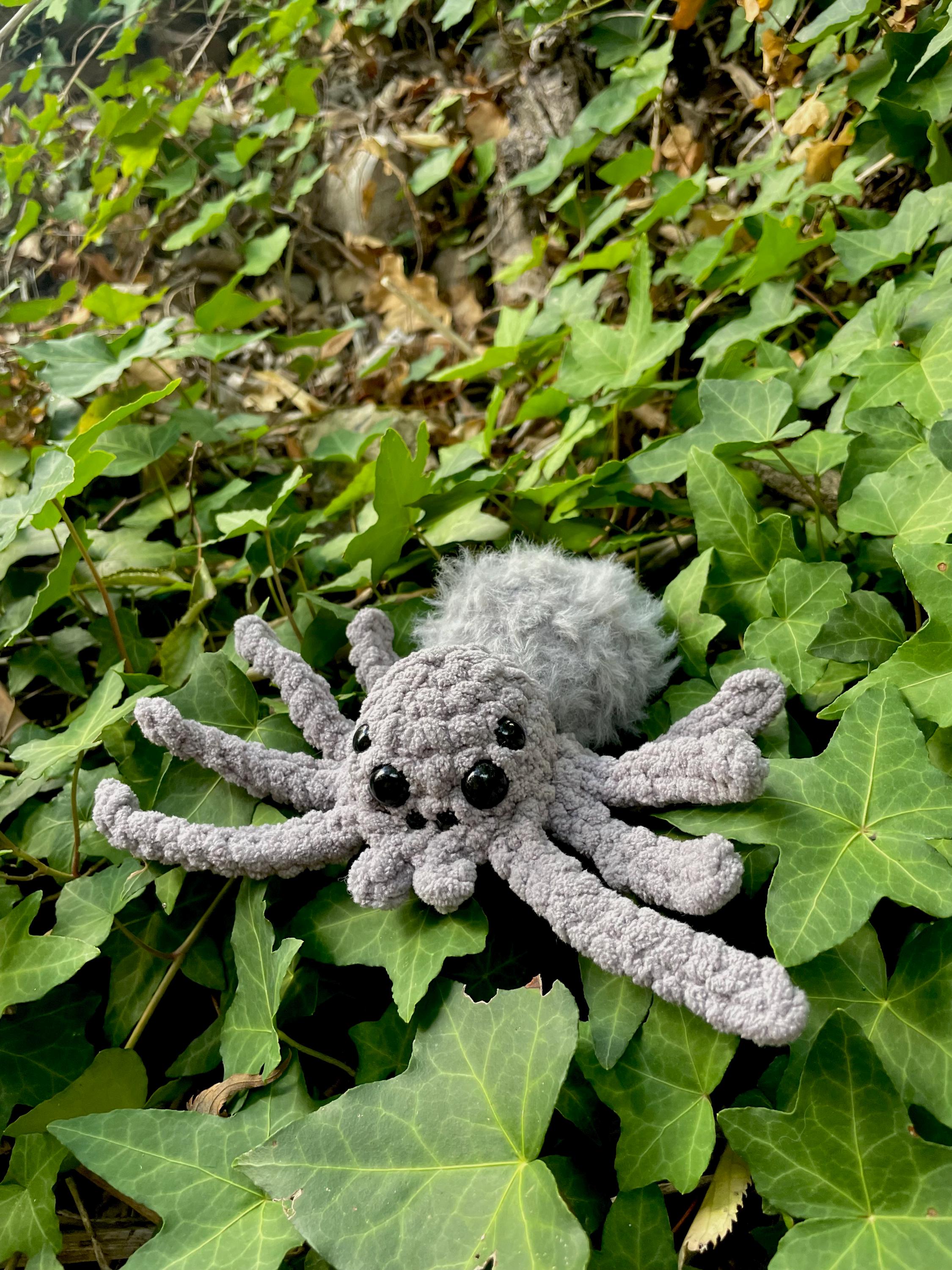 Araignée en crochet faite main – Peluche amigurumi réaliste –Déco Halloween ou cadeau original – Plusieurs couleurs disponibles