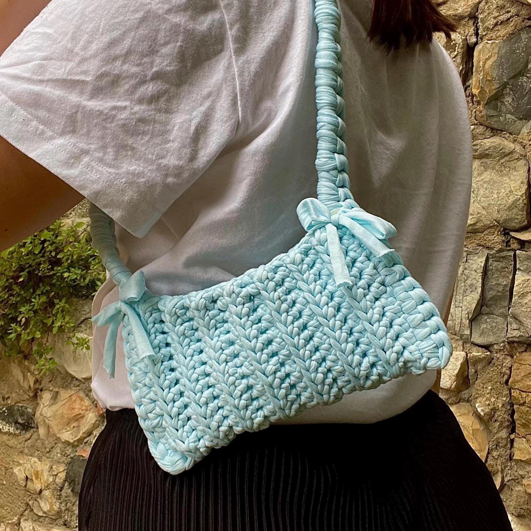 Petit sac crocheté bleu ciel - Fait main avec rubans