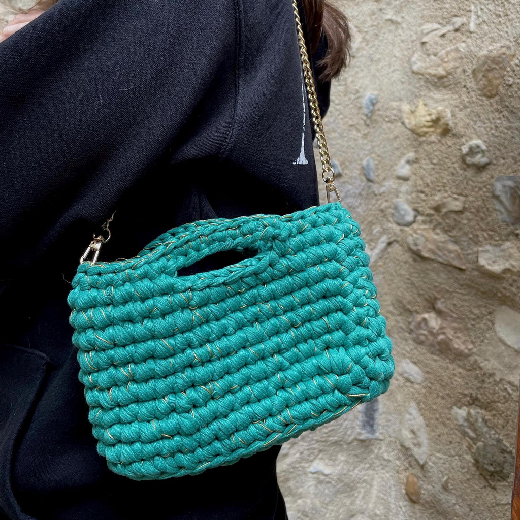 Sac en crochet vert émeraude avec détails dorés et chaînette pour porter à l'épaule | Fait main