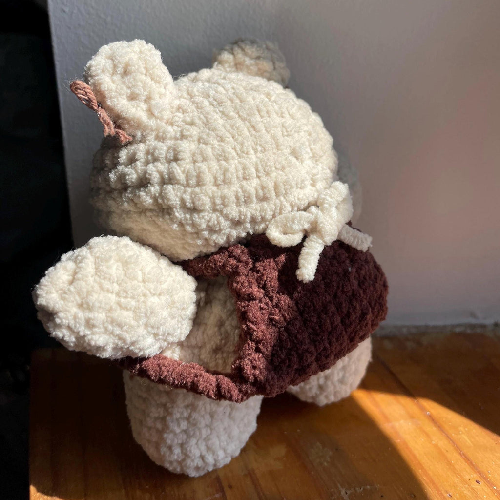 Ourson amigurumi au crochet fait main – marron et beige, sac à dos et petits nœuds dans les oreilles