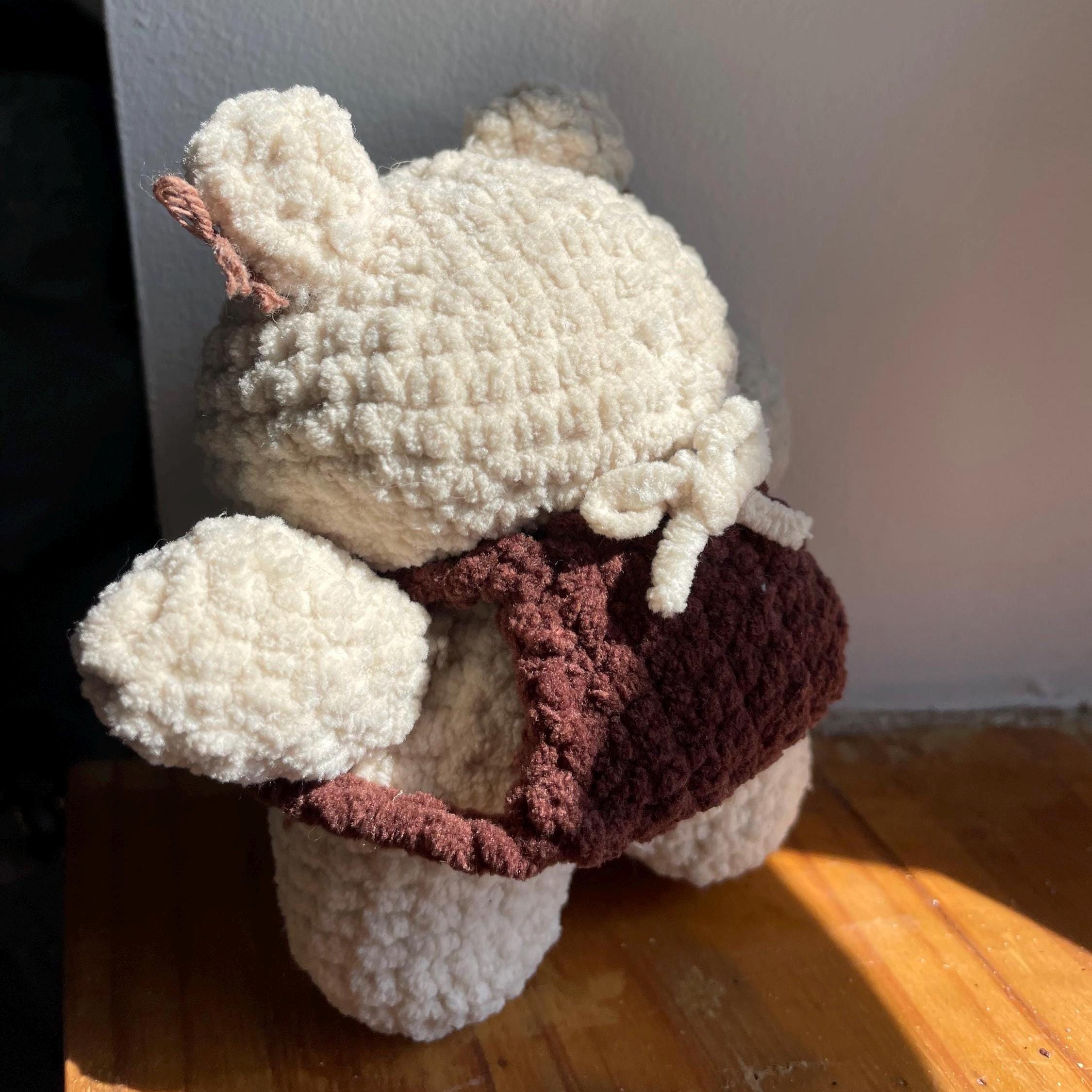 Ourson amigurumi au crochet fait main – marron et beige, sac à dos et petits nœuds dans les oreilles