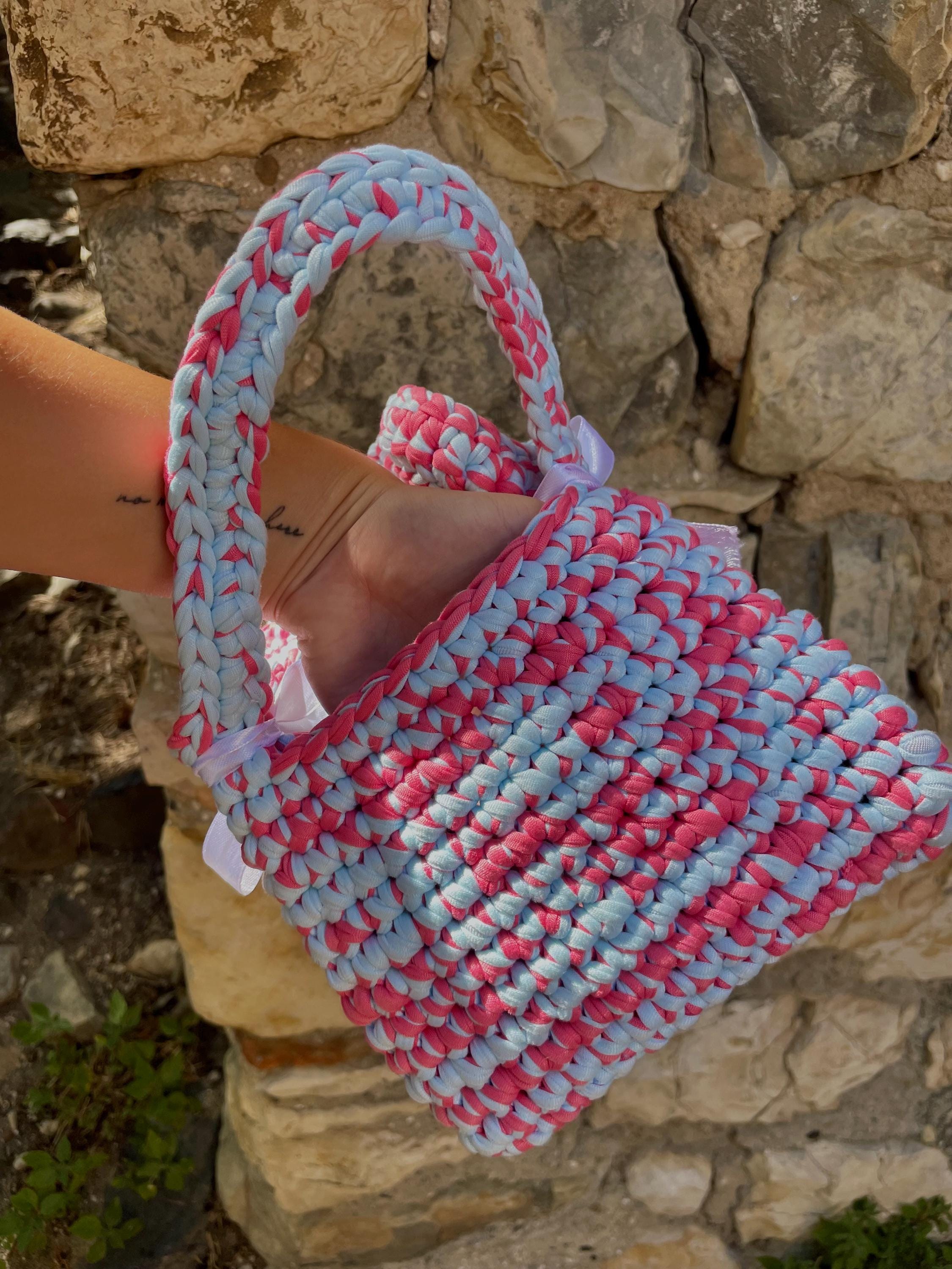 Petit Sac à Main en Fil T-shirt Rose et Bleu – Nœuds Blancs Satinés