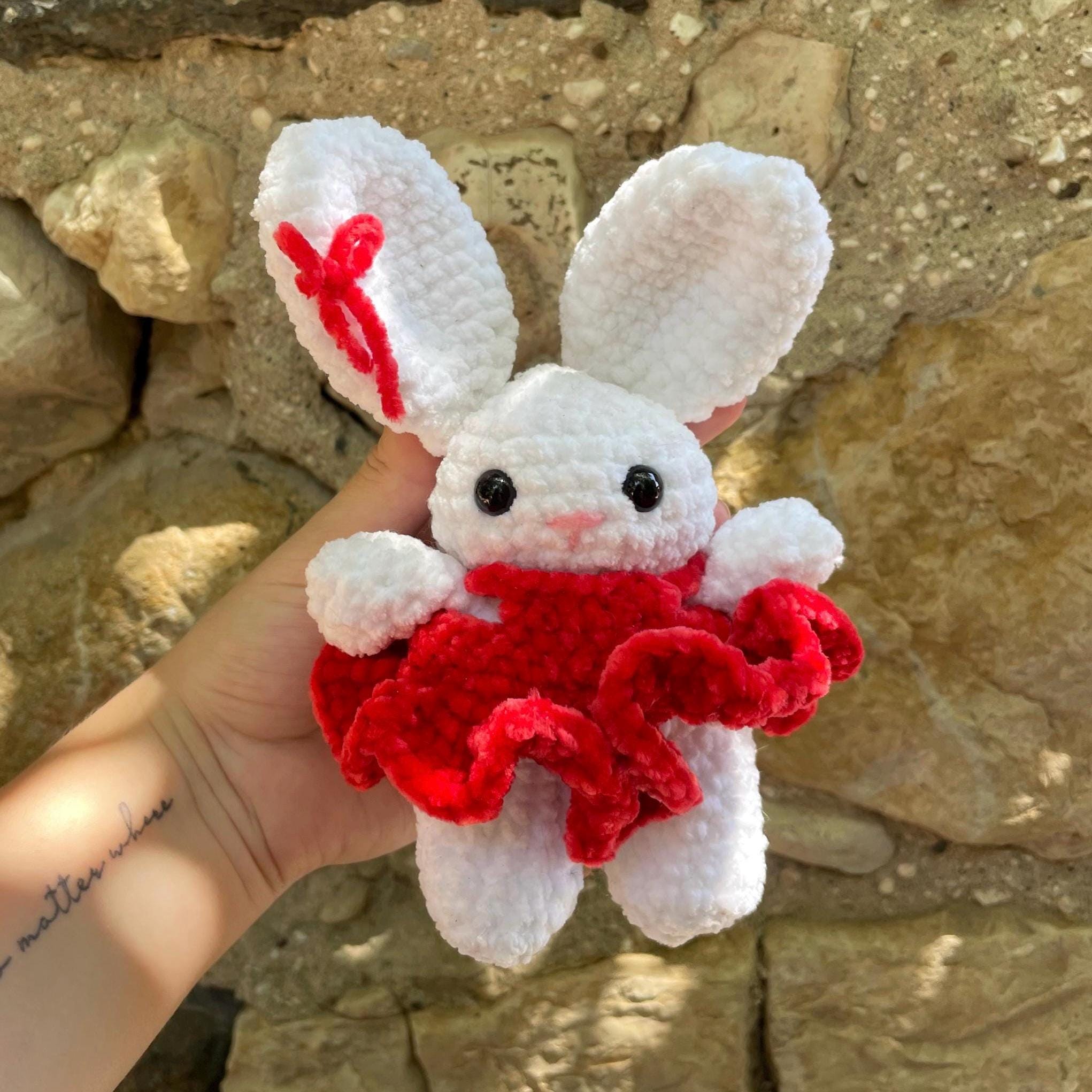 Lapin blanc amigurumi au crochet fait main – robe bouffante rouge et nœud rouge sur l’oreille