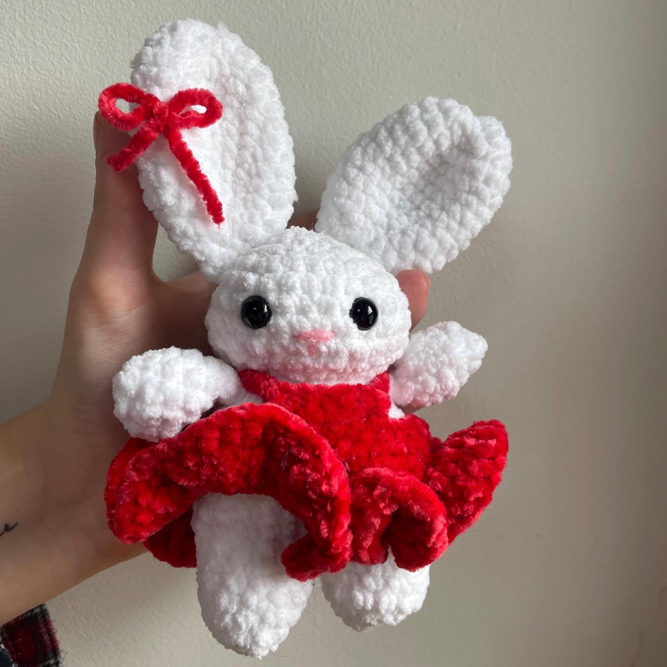 Lapin blanc amigurumi au crochet fait main – robe bouffante rouge et nœud rouge sur l’oreille
