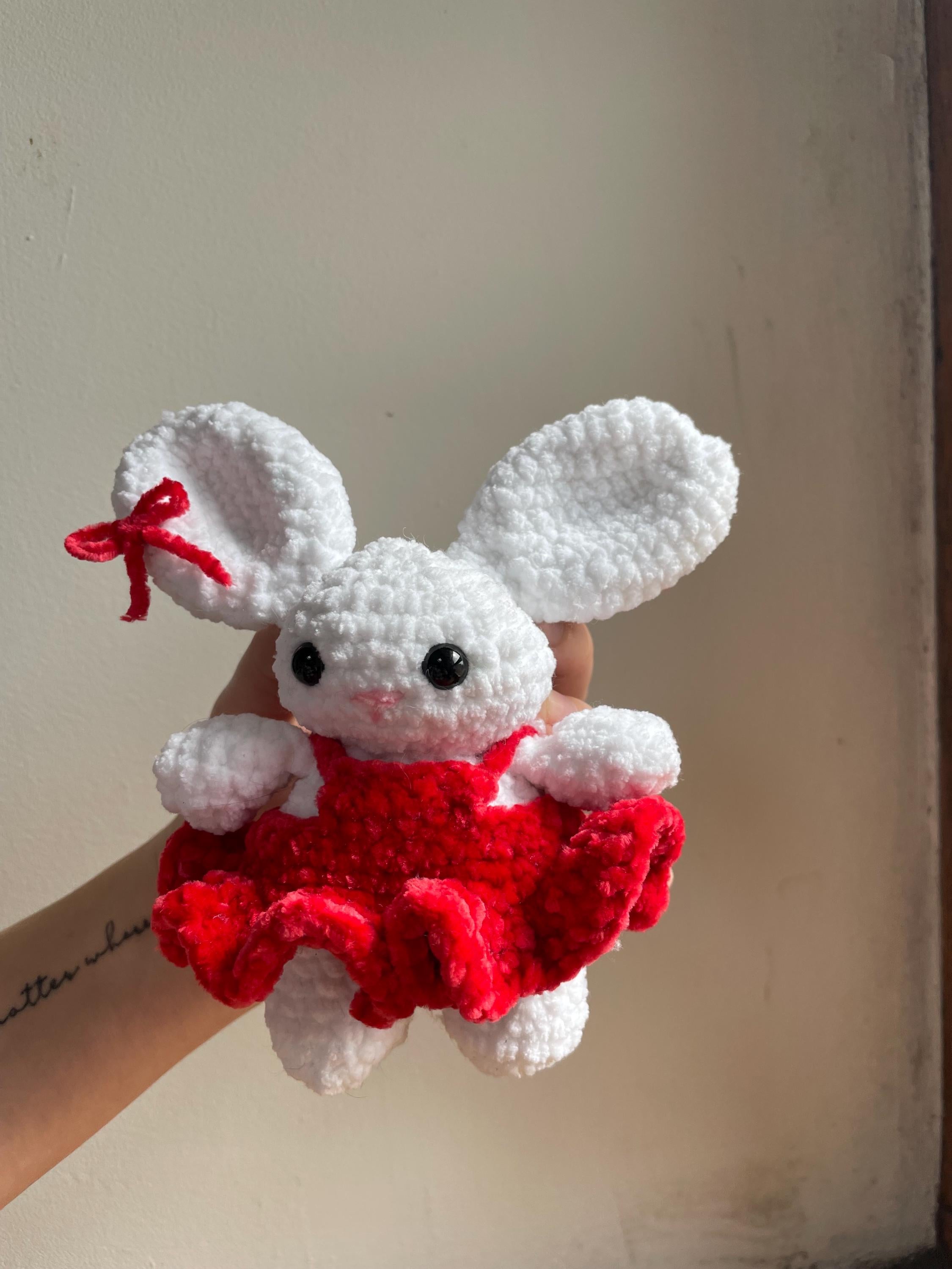 Lapin blanc amigurumi au crochet fait main – robe bouffante rouge et nœud rouge sur l’oreille