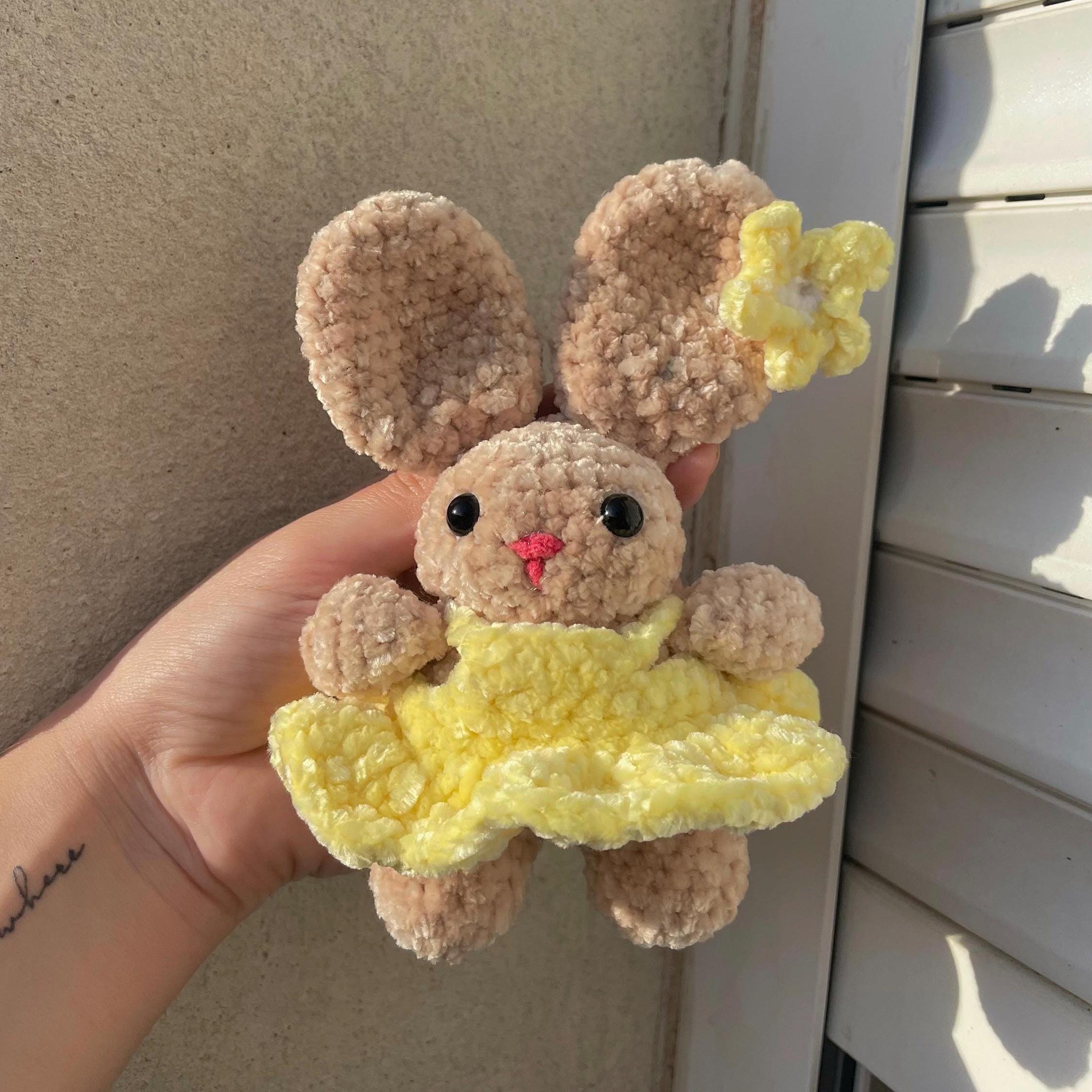 Lapin en crochet avec robe jaune – Peluche faite main