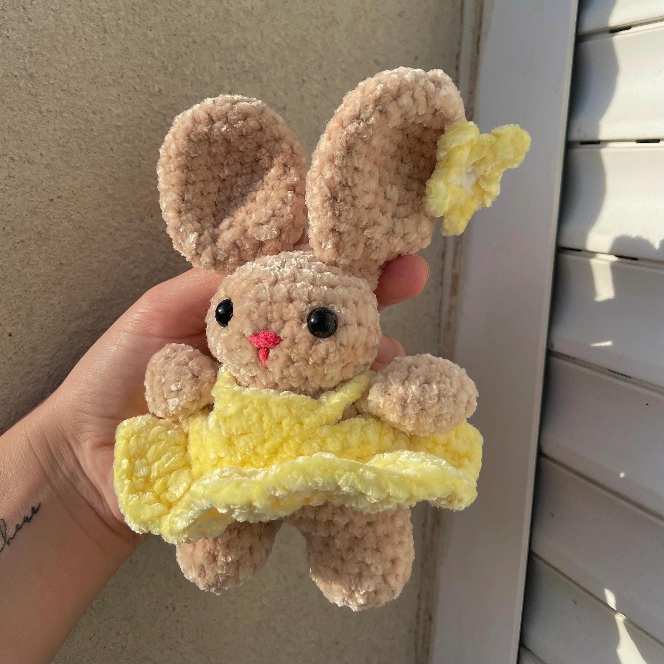 Lapin en crochet avec robe jaune – Peluche faite main