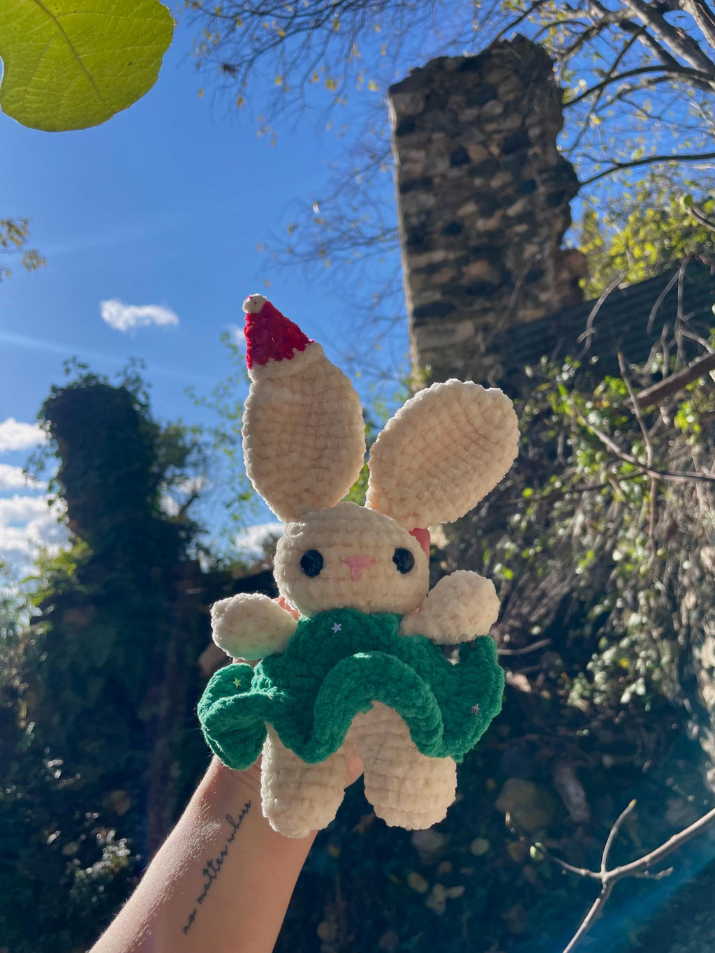 Lapin en Crochet Fait Main avec Bonnet de Père Noël – Amigurumi de Noël, Jouet Doux, Robe Verte Festive, Cadeau de Fêtes, Lapin Mignon