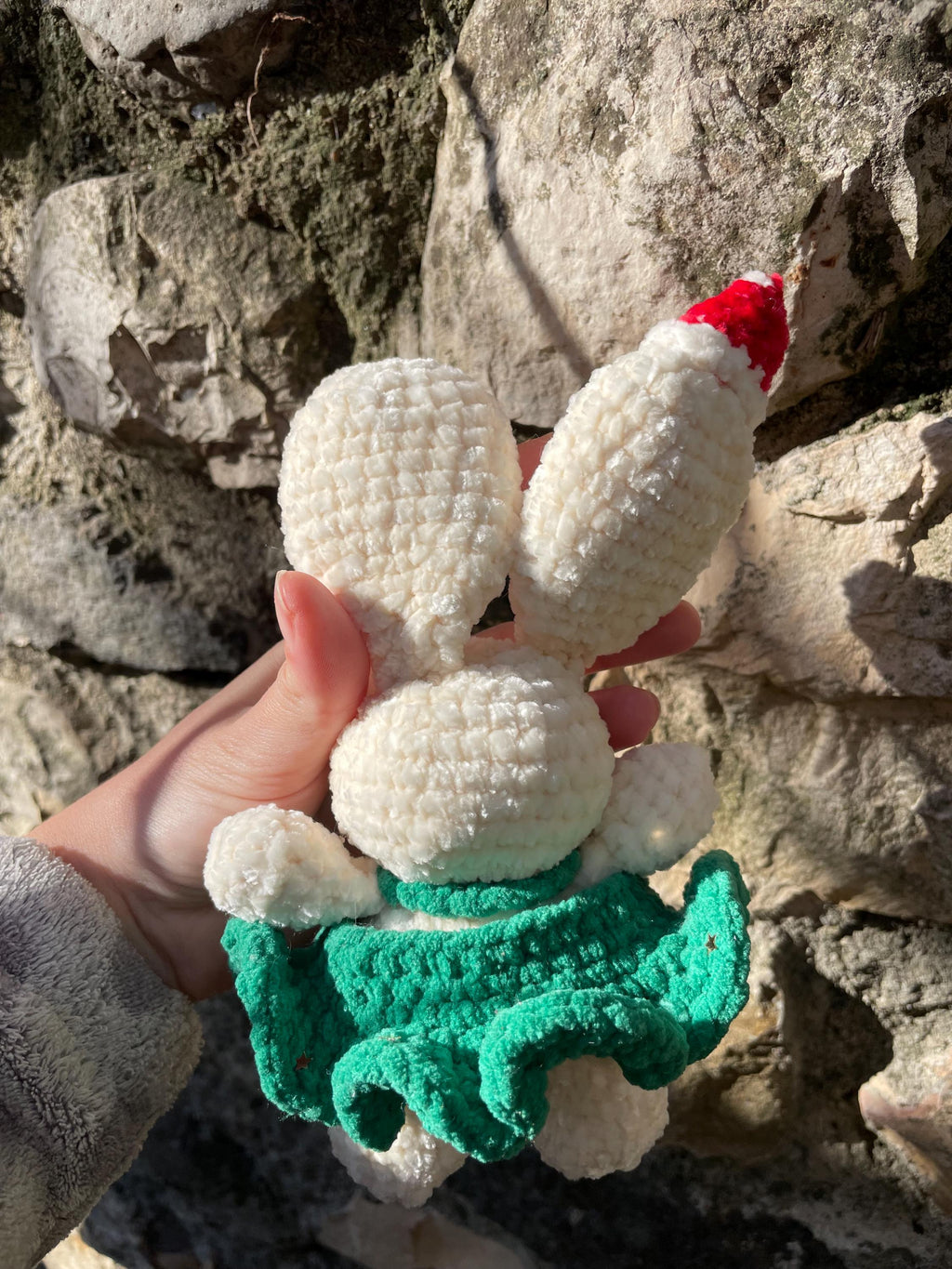 Lapin en Crochet Fait Main avec Bonnet de Père Noël – Amigurumi de Noël, Jouet Doux, Robe Verte Festive, Cadeau de Fêtes, Lapin Mignon