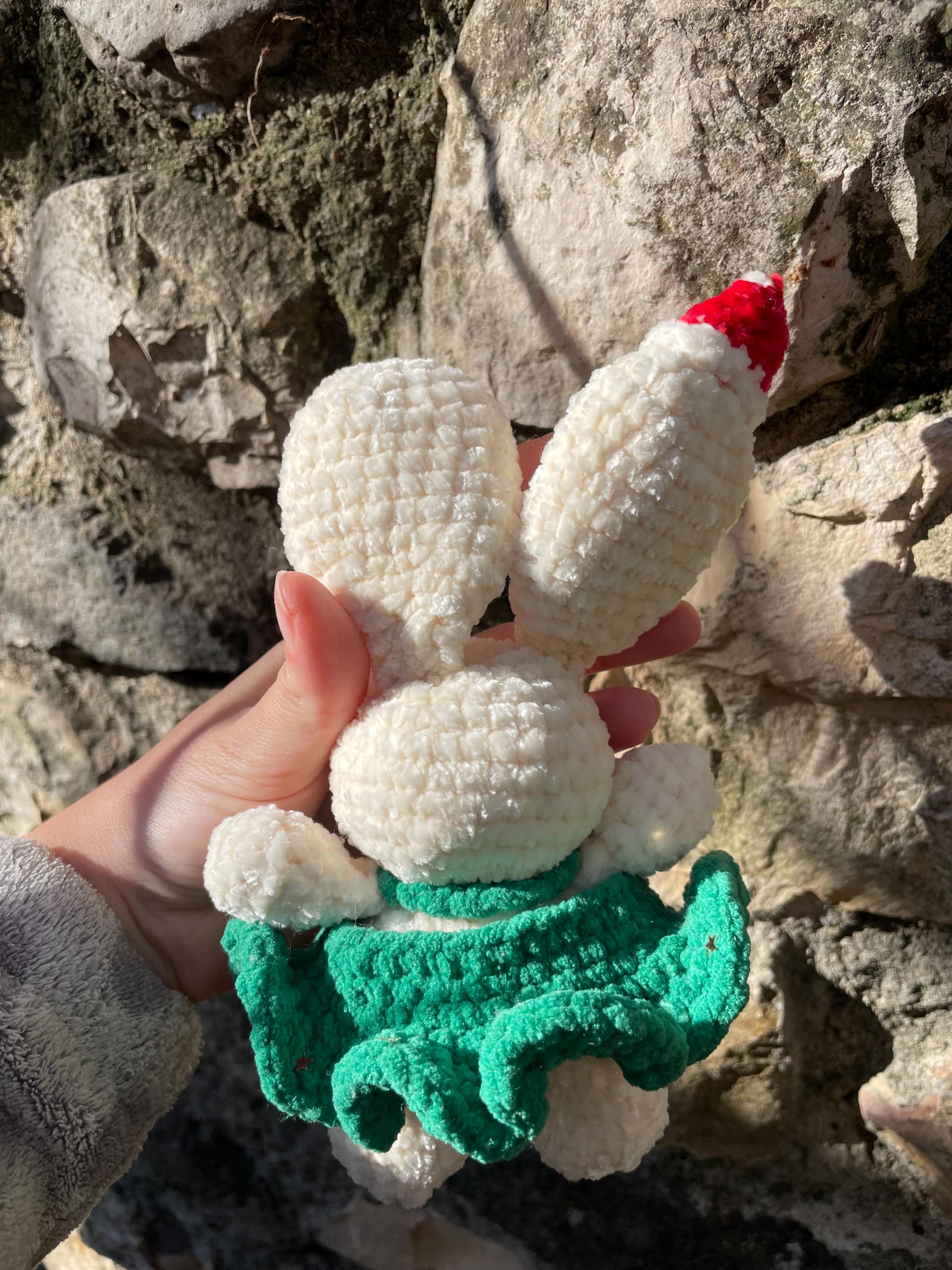 Lapin en Crochet Fait Main avec Bonnet de Père Noël – Amigurumi de Noël, Jouet Doux, Robe Verte Festive, Cadeau de Fêtes, Lapin Mignon