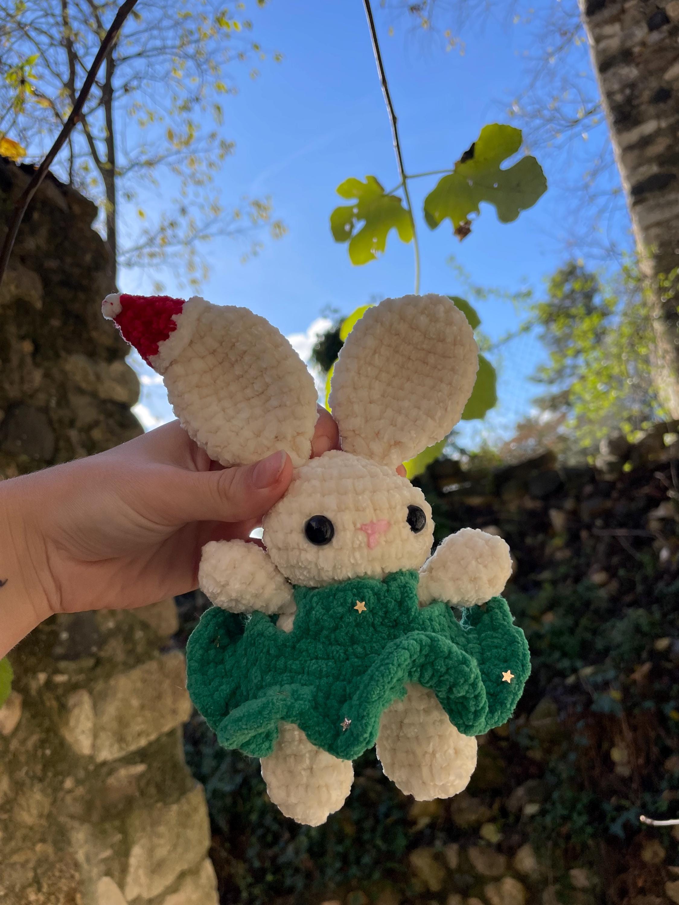 Lapin en Crochet Fait Main avec Bonnet de Père Noël – Amigurumi de Noël, Jouet Doux, Robe Verte Festive, Cadeau de Fêtes, Lapin Mignon