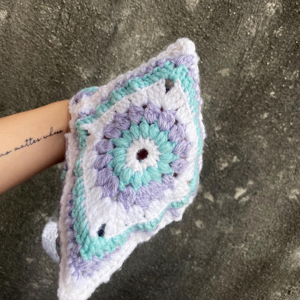 Sac à main triangle granny lilas / bleu / blanc – fait main au crochet