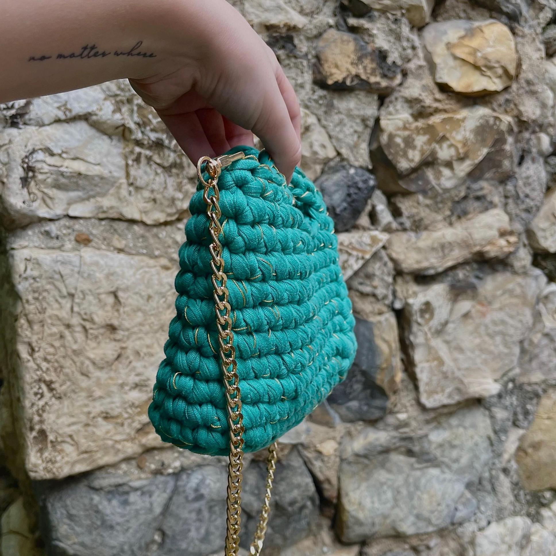Sac en crochet vert émeraude avec détails dorés et chaînette pour porter à l'épaule | Fait main
