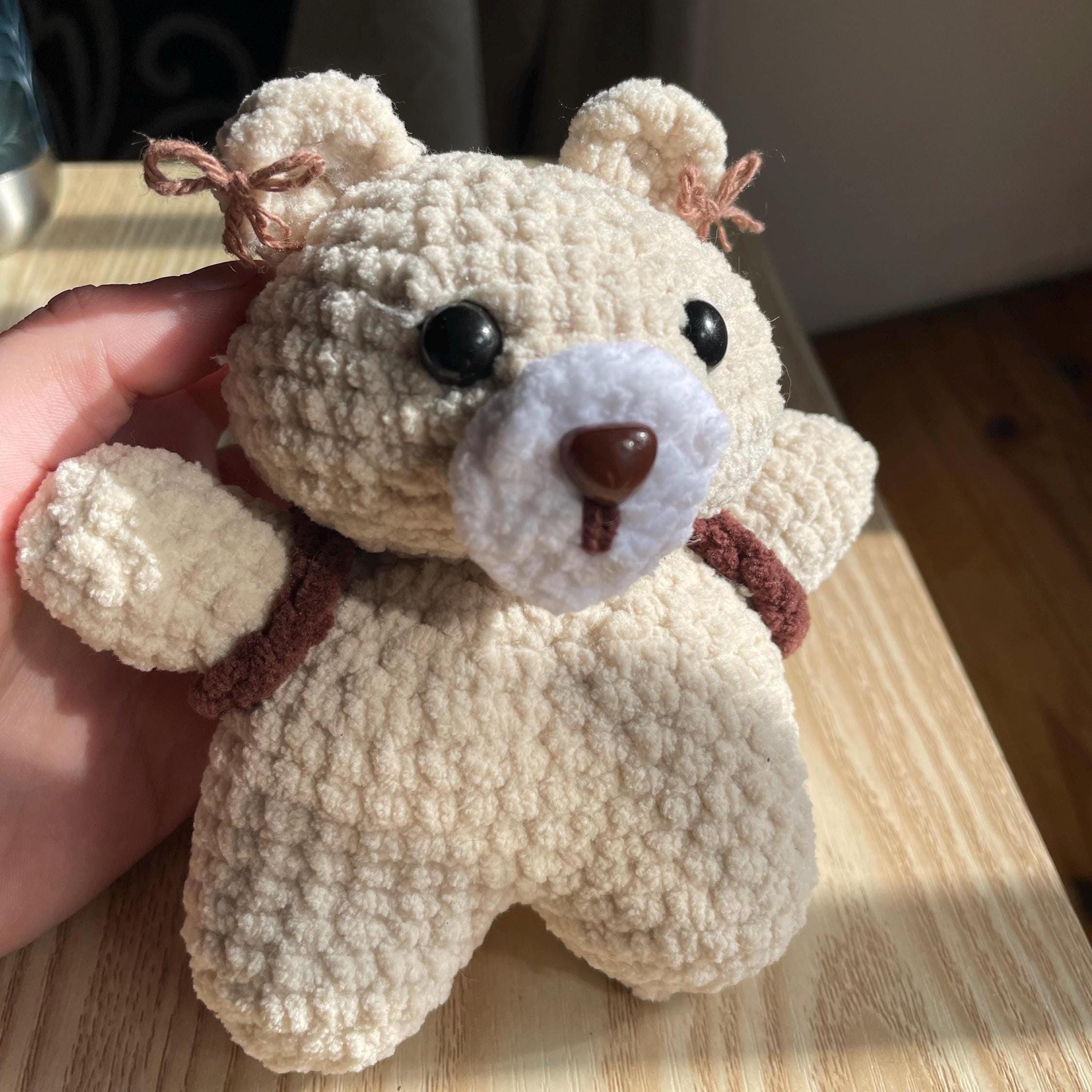 Ourson amigurumi au crochet fait main – marron et beige, sac à dos et petits nœuds dans les oreilles