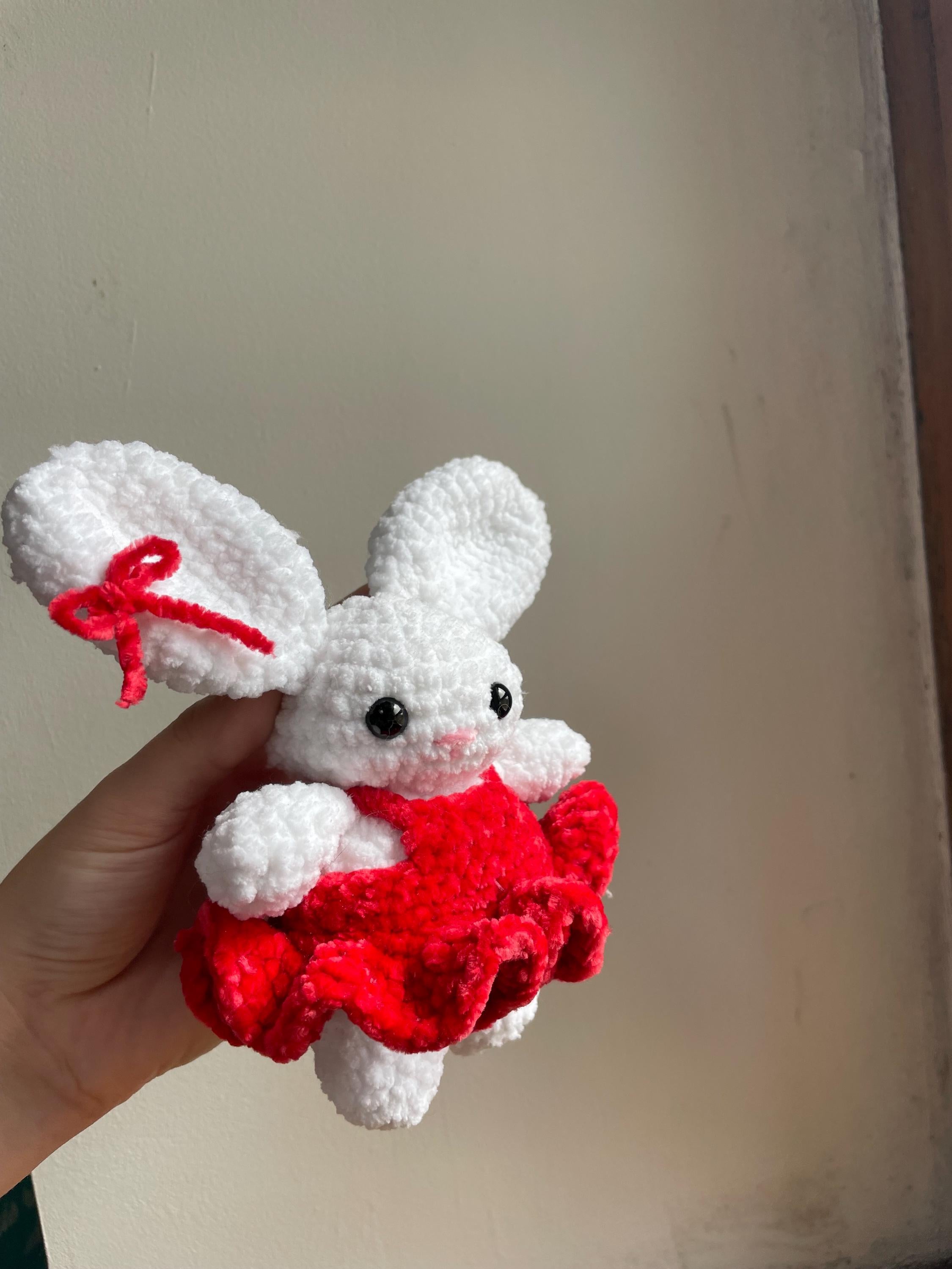 Lapin blanc amigurumi au crochet fait main – robe bouffante rouge et nœud rouge sur l’oreille
