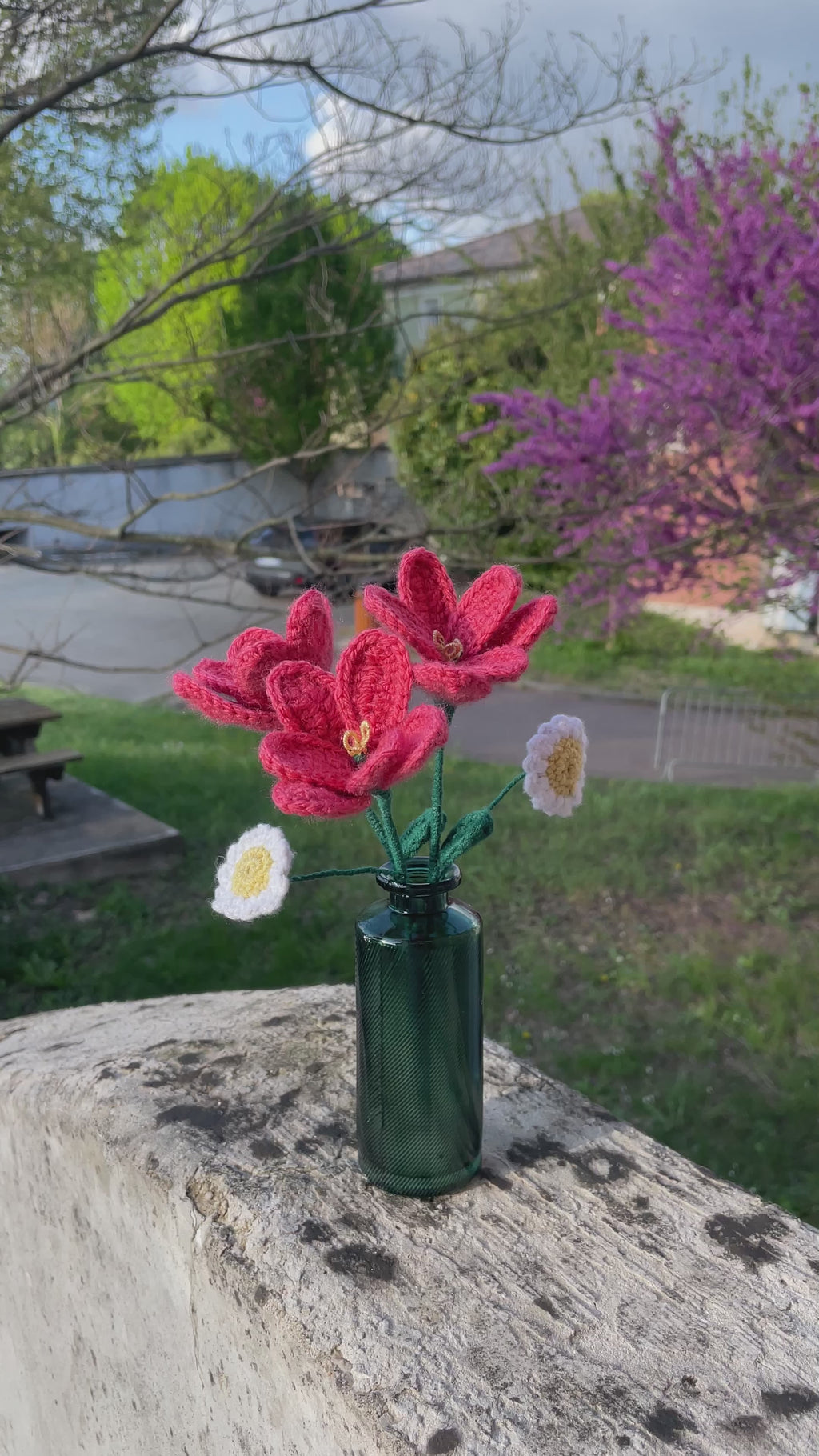 Bouquet de fleurs en crochet – Tulipes roses et marguerites blanches dans un vase vert