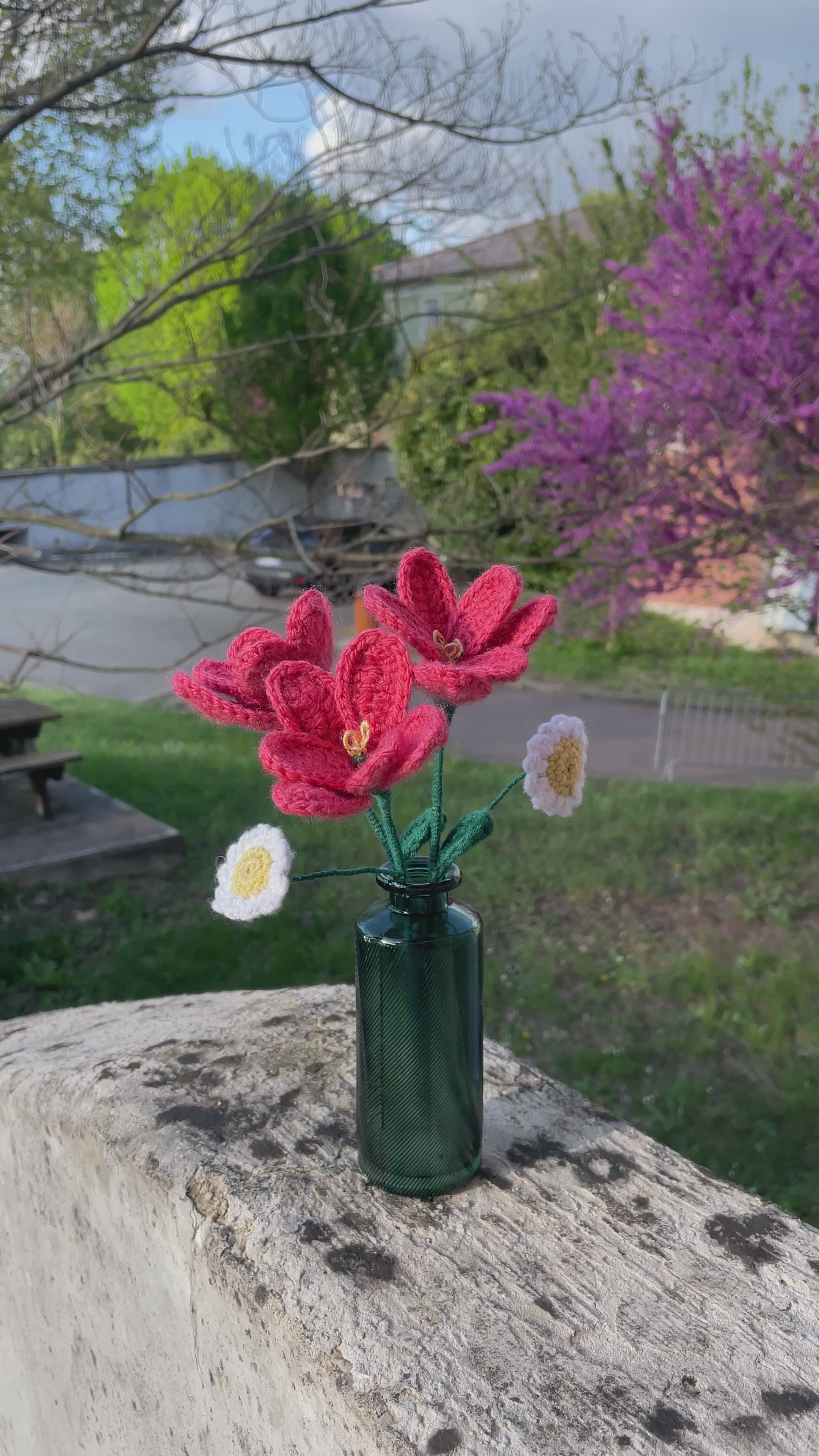 Bouquet de fleurs en crochet – Tulipes roses et marguerites blanches dans un vase vert